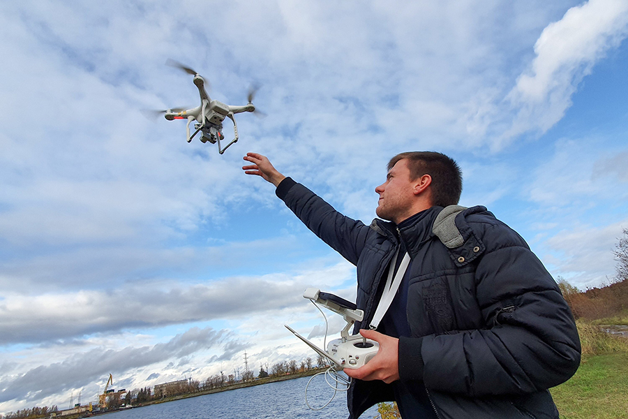 Тестирование системы обнаружения и слежения за дронами и беспилотниками «Енот» на полигоне в Дубне.